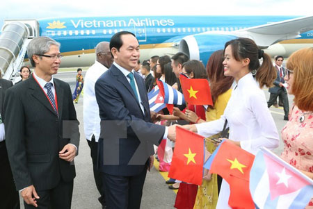 Cán bộ nhân viên Đại sứ quán, lưu học sinh Việt Nam tại Cuba đón Chủ tịch nước Trần Đại Quang và Phu nhân tại sân bay Quốc tế Jose Marti.